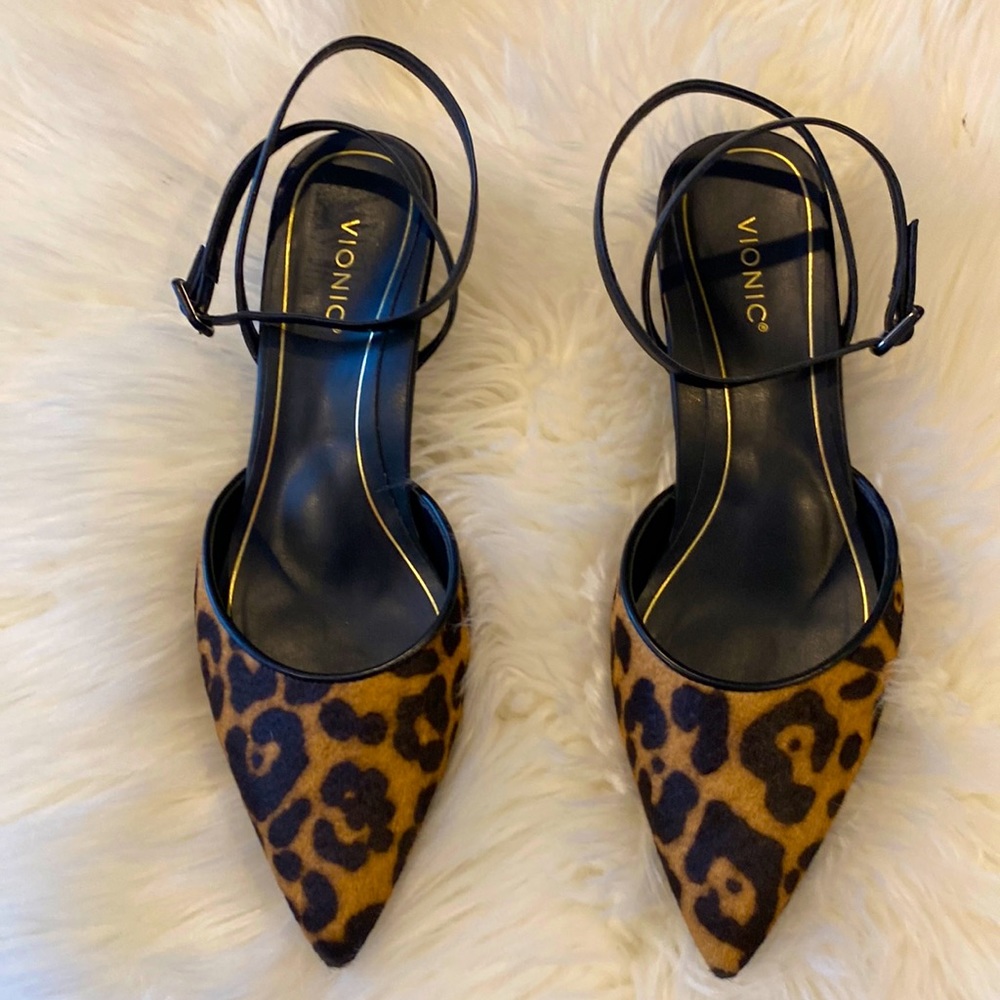 Vionic Animal Print Kitten Heels Size 9.